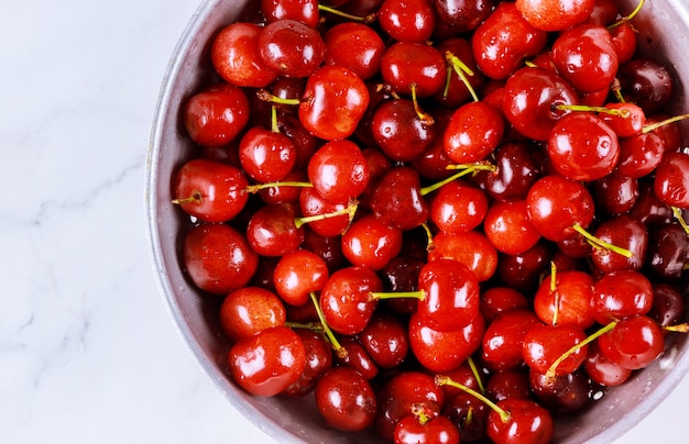 Cerezas orgánicas frescas en un tazón