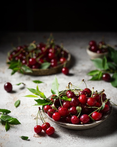 Cerezas en un plato Una cosecha fresca de bayas Bayas dulces en la mesa