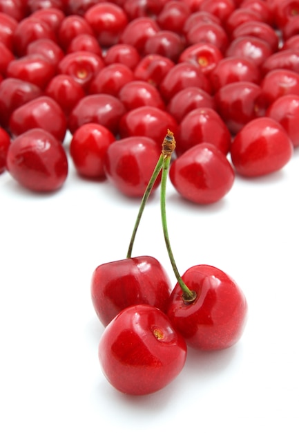 Cerezas rojas aisladas en blanco