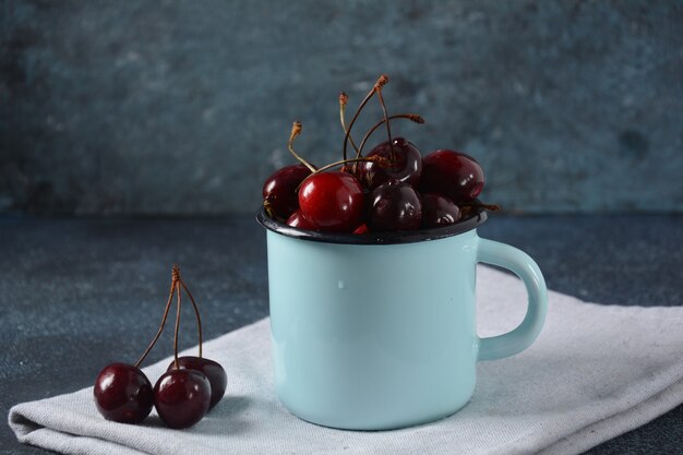 Cerezas rojas dulces en una taza Postre dulce de verano