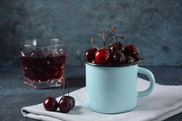 Cerezas rojas dulces en una taza Postre dulce de verano