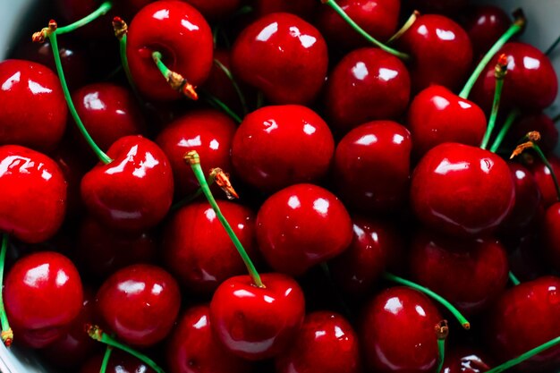 Cerezas rojas frescas y hermosas en platos blancos. Bayas de temporada y alimentación saludable