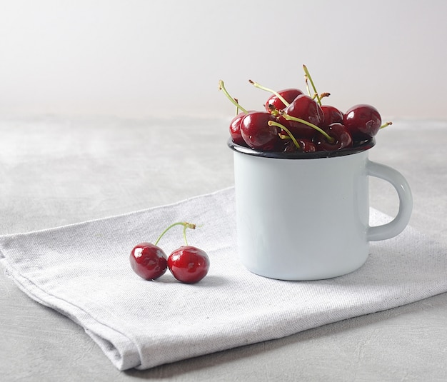 Cerezas rojas frescas en una taza