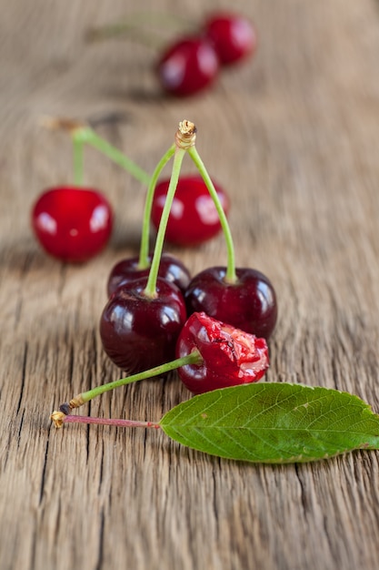 Cerezas rojas frescas