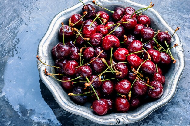 Cerezas rojas frescas