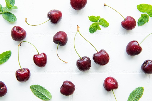 Cerezas rojas frescas