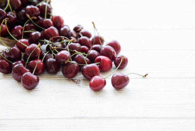 Cerezas rojas frescas