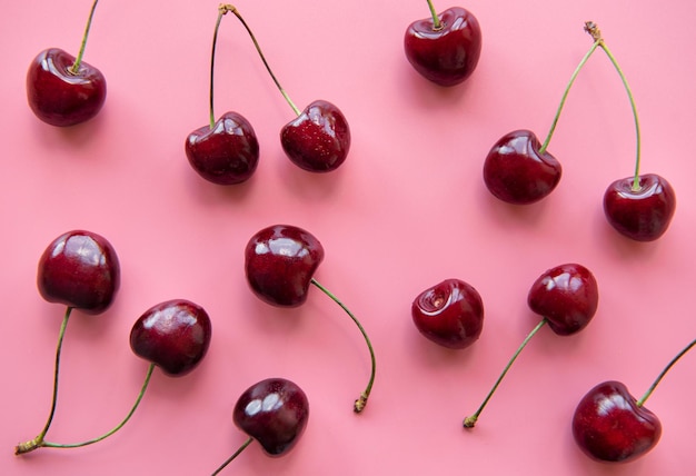 Cerezas rojas frescas