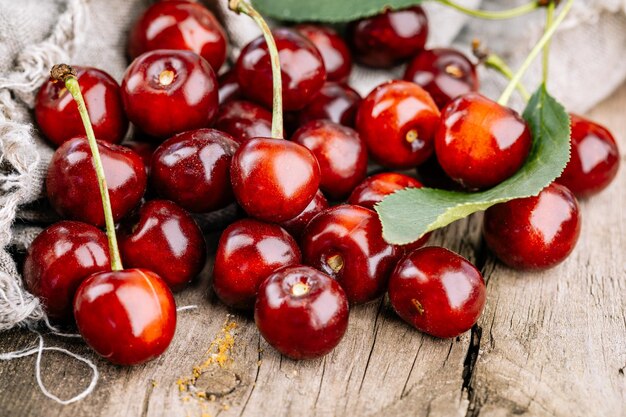 Cerezas rojas maduras en una mesa de madera