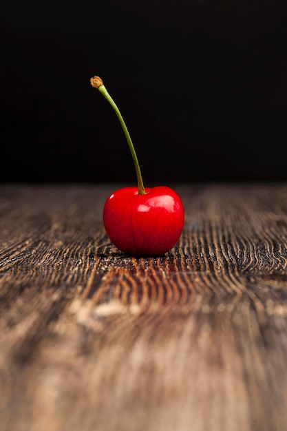 Cerezas rojas maduras sobre una mesa de madera, cerezas rojas maduras de gran tamaño