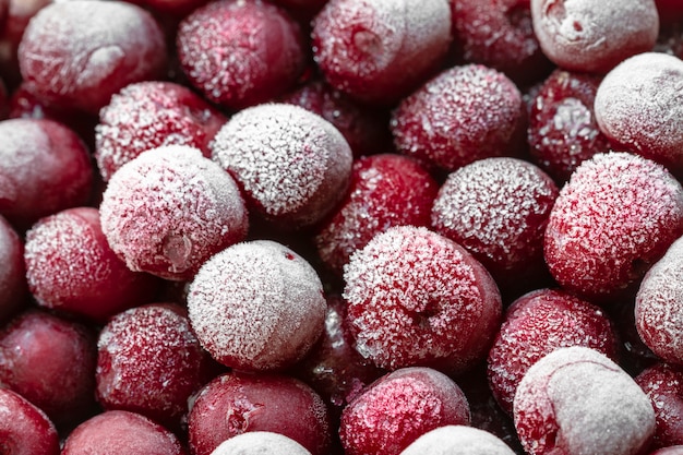 Cerezas rojas y marrones congeladas maduras con escarcha. Comida sana orgánica natural