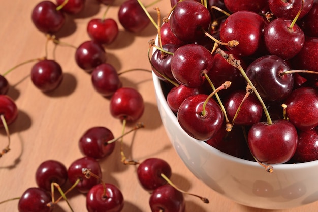 Cerezas rojas en un recipiente blanco