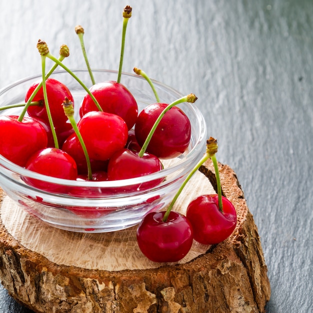 Cerezas rojas en un recipiente de vidrio