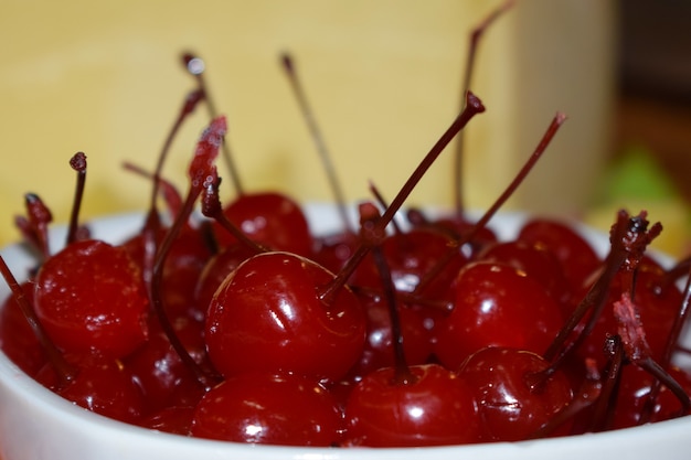 Foto cerezas rojas sabrosas en almíbar