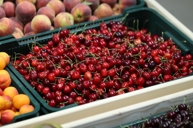 Cerezas en el supermercado