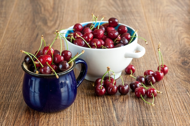 Cerezas en un tazón