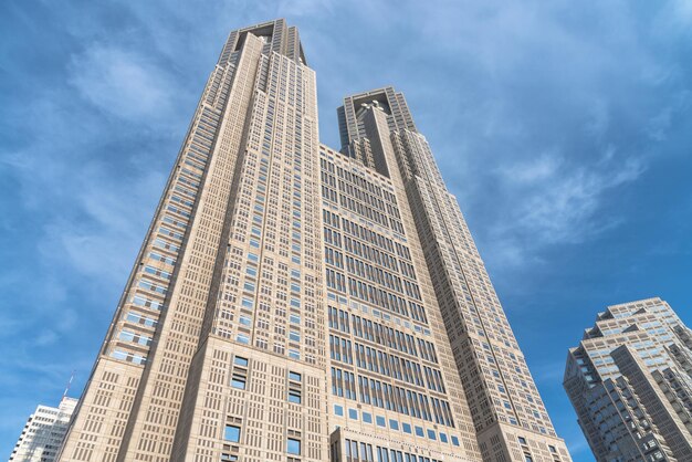 Los cerezos en flor en los edificios emblemáticos del negocio Shinjuku del Gobierno Metropolitano de Tokio