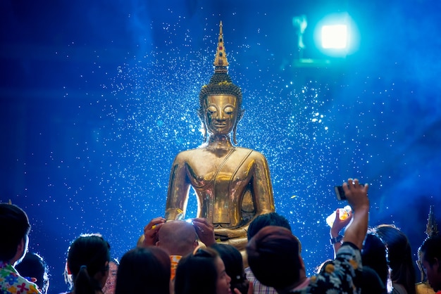 Cerimônia de água de estátua de Buda no festival songkran