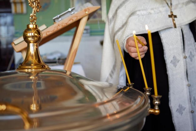 Cerimônia de batismo do bebê de um batizado na igreja cristã batismal