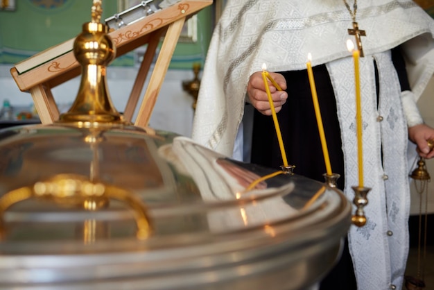 Cerimônia de batismo do bebê de um batizado na igreja cristã batismal