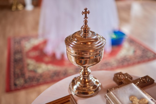 Cerimônia de batismo do bebê de um batizado na igreja cristã batismal