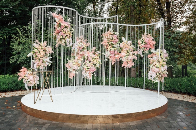 Cerimônia de casamento arco decoração floral design ao ar livre