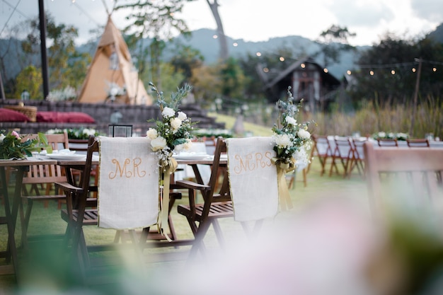 Cerimônia de casamento com flores do lado de fora no jardim