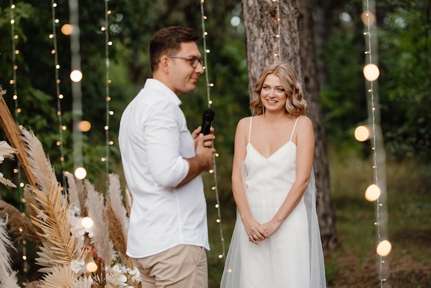 Cerimônia de casamento do casamento de um cara e uma garota