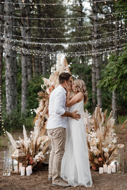 Foto cerimônia de casamento do casamento de um cara e uma garota