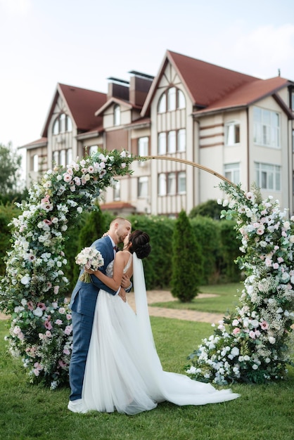 Cerimônia de casamento dos noivos na clareira