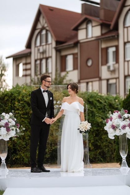 Cerimônia de casamento dos noivos na clareira