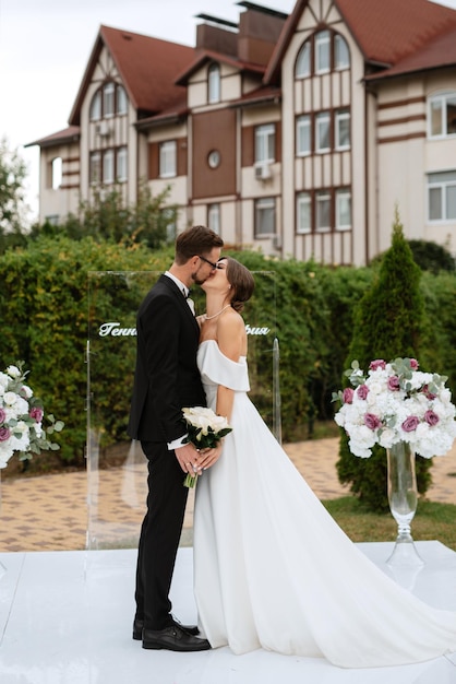 Cerimônia de casamento dos noivos na clareira