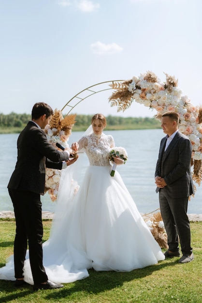 Cerimônia de casamento dos noivos no cais