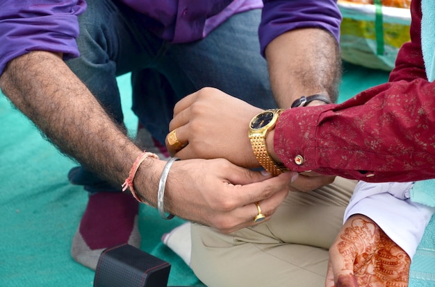 Cerimônia de casamento hindu. detalhes de casamento indiano tradicional na índia