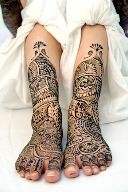 Cerimônia de casamento indiano com Mehndi para noiva