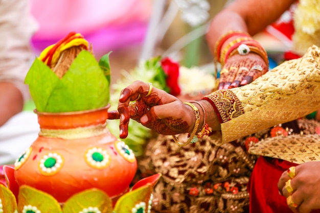Cerimônia de casamento indiano tradicional: coco em coper kalash decorativo