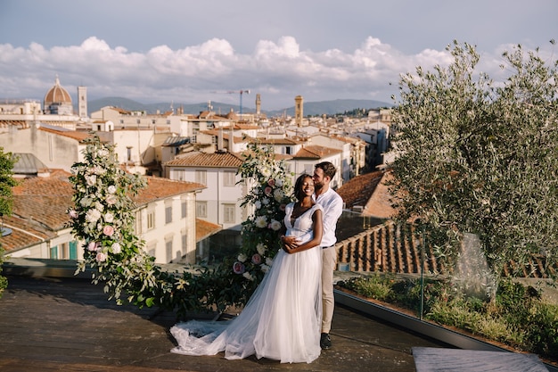 Cerimônia de casamento na cobertura do prédio, com vista panorâmica da cidade e da catedral de santa maria del fiore