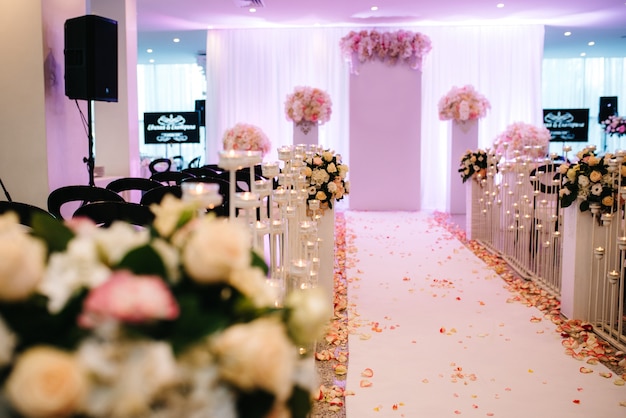 Cerimônia de casamento na floresta entre as árvores na pista verde