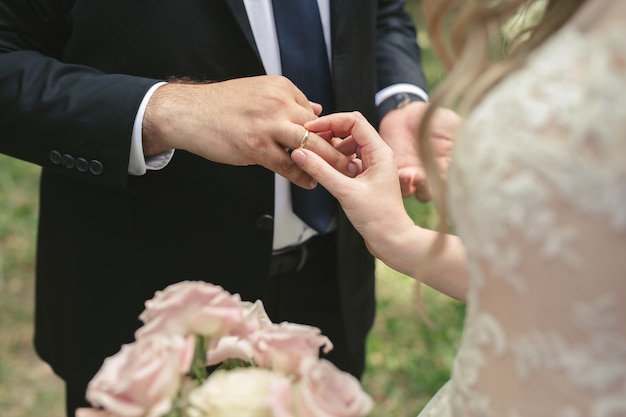 Cerimônia de casamento romântico ao ar livre