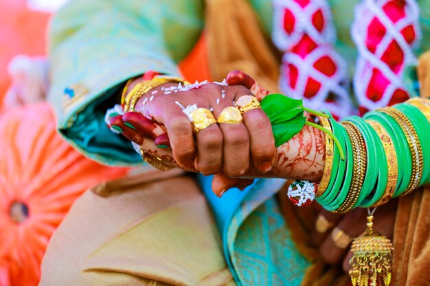 Cerimônia de casamento tradicional indiana, noivo segurando a mão da noiva