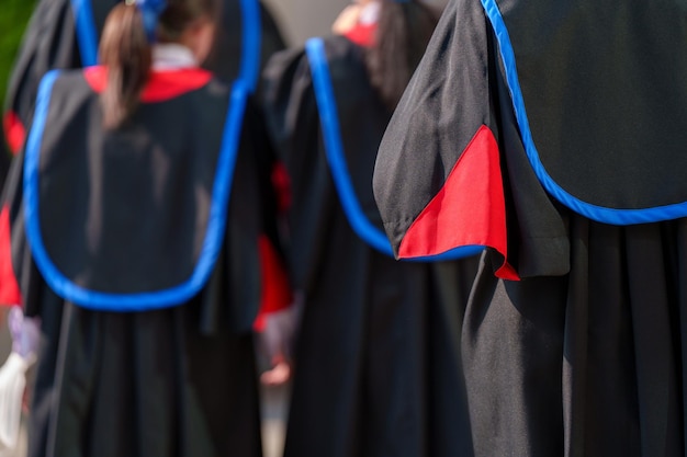 Cerimônia de formatura dos alunos vestindo mortarboard na cerimônia de formatura por trás