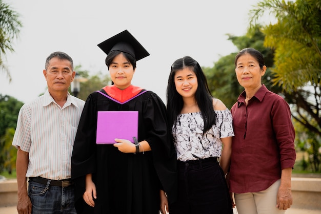 Cerimônia de formatura. Pais e família parabenizam o aluno