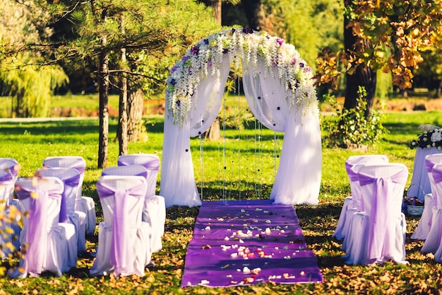 Foto cerimônia de saída de outono em estilo violeta