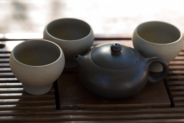 Cerimônia do chá chinês Bule de cerâmica feito de argila e tigelas sobre fundo de madeira