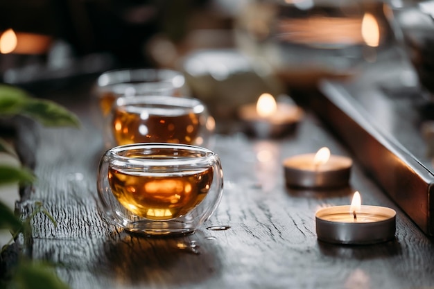 Cerimônia do chá chinês com decoração de chama de vela em um fundo escuro