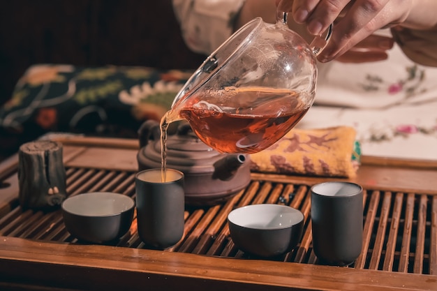 Cerimônia do chá é realizada pelo mestre