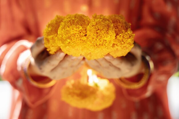 Foto cerimónias hindus rituais espiritualidade religião e esperança conceito mulher explorações flores de calêndula