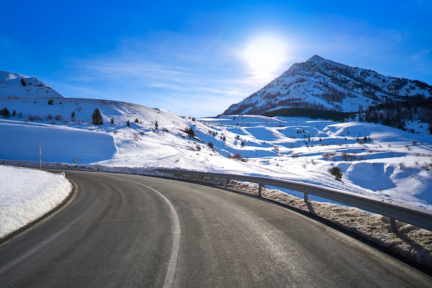 Cerler neve estrada neve Huesca Pyrenees Spain