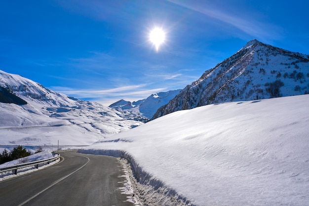 Cerler neve estrada neve Huesca Pyrenees Spain