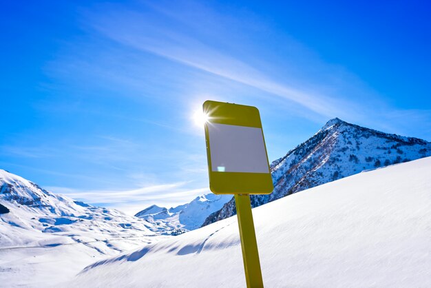 Cerler nieve señal de tráfico en Pirineos de Huesca España